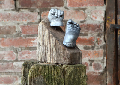 bodycasting babyhandje en voetje op sokkel door Manda uit Groningen