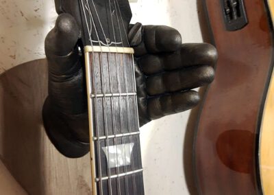 Dichtbij foto van de hand met gitaar.